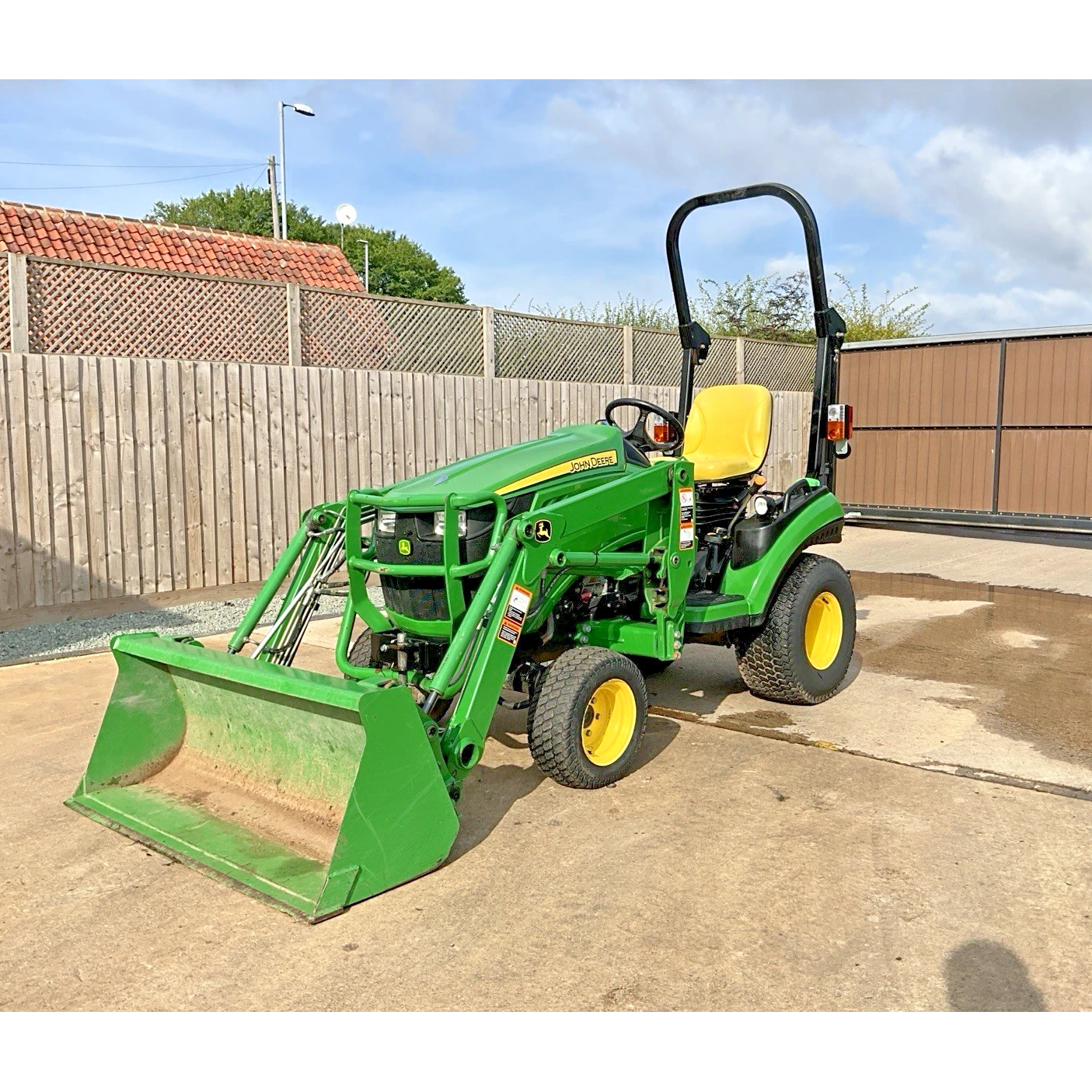 2014 JOHN DEERE 1026R COMPACT TRACTOR WITH LOADER / BUCKET - 611 HOURS